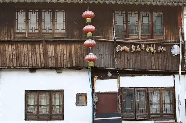 Чжуцзяцзяо - город, где на кождом доме что-нибудь да вялется